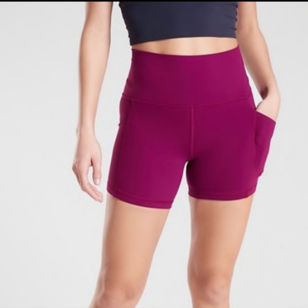 Athleta Salutation 5" short with stash pockets